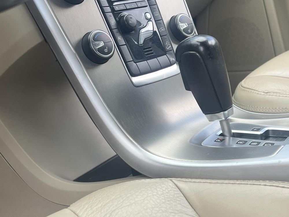 VOLVO XC60 2.4 D [D3] Kinetic Geartronic Klíma Tempomat világos bőr belső! LEGJOBB ÁRON!