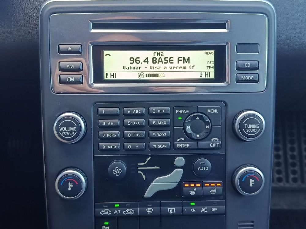 VOLVO V70 2.0 D [D3] Momentum Napfénytető Klíma Tempomat Bluetooth Bőr belső!