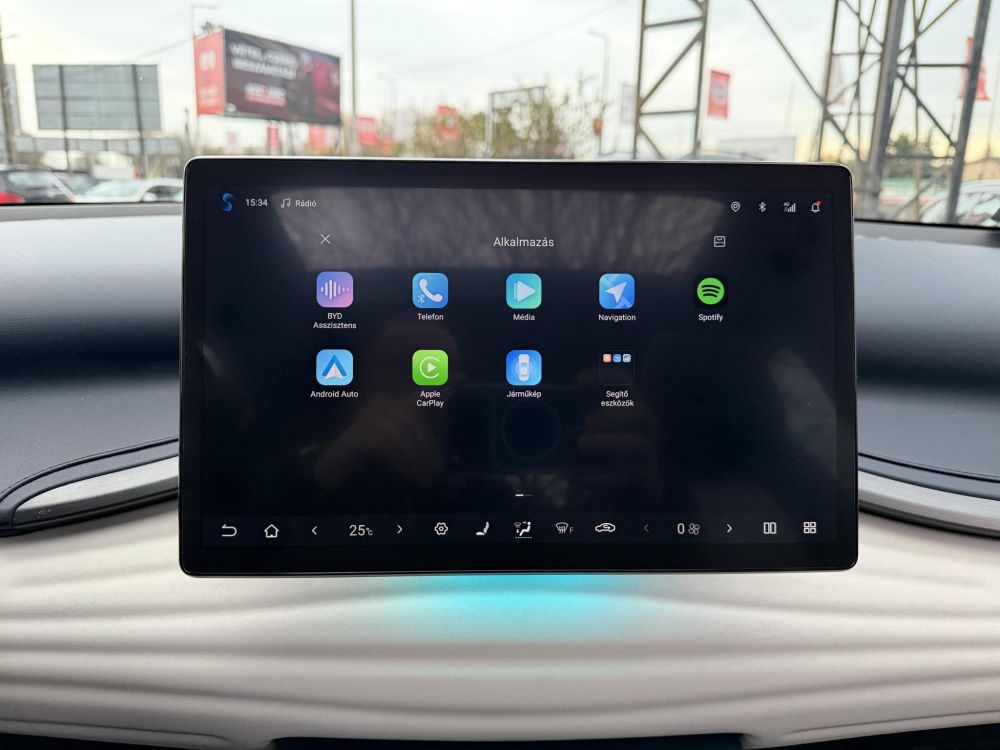 BYD ATTO 3 Design 60,4kWh M.o.-i. 1.tul. LFP. garanciális. panorámatető. világos belső!