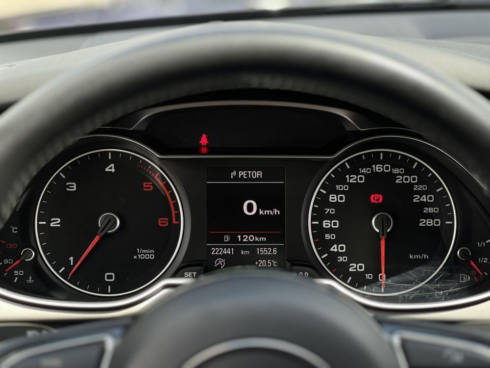AUDI A4 Avant 2.0 TDI DPF EU5 S-line Vezetett szervizkönyv!