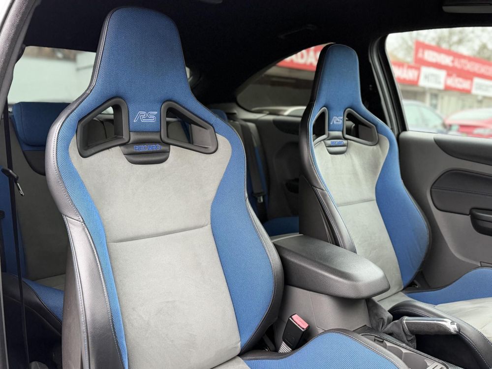 FORD FOCUS RS 2.5 T Értékes kiegészítőkkel