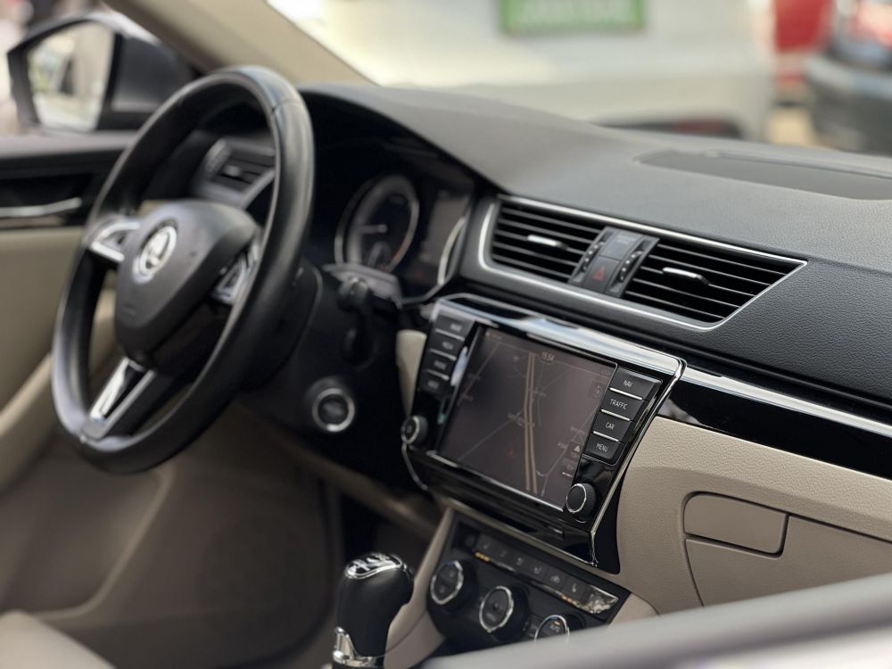 SKODA SUPERB 2.0 TDI SCR L&K DSG Vaj bőrbelső. tolatókamera. adaptív futómű. teljes szerviztörténet!