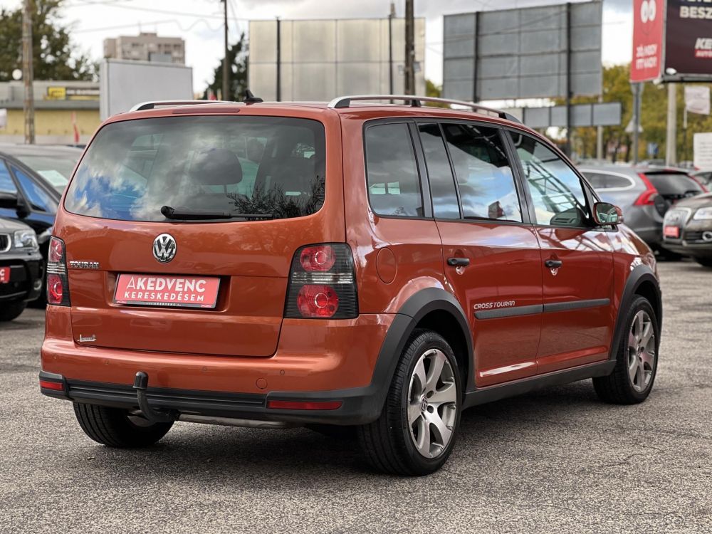 VOLKSWAGEN TOURAN Cross1.4 TSi 7 személyes Highline Bőr belső. Tempomat Vonóhorog Szervízel!t