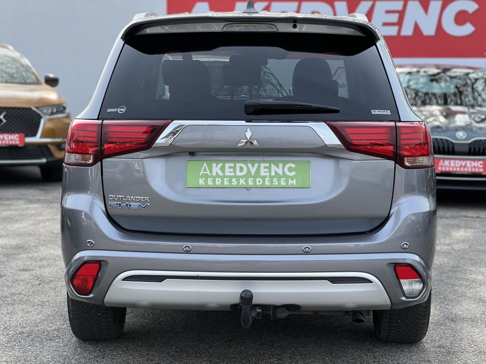 MITSUBISHI OUTLANDER 2.4 PHEV Instyle Premium 4WD CVT Magasan felszerelt. akár 40km elektromos hatótáv!