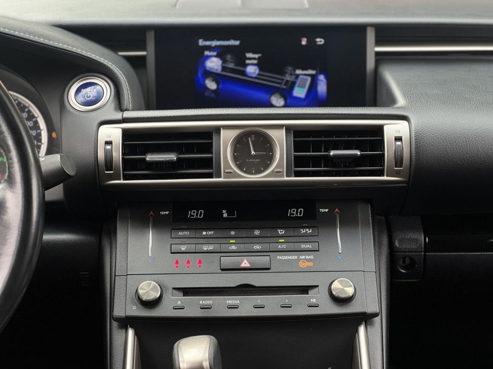 LEXUS IS 300h Comfort Leather&Navigation (Automata) Hybrid garancia Márkaszervizelt! Gyári fényezés. Téli-nyári gumi garnitúra!