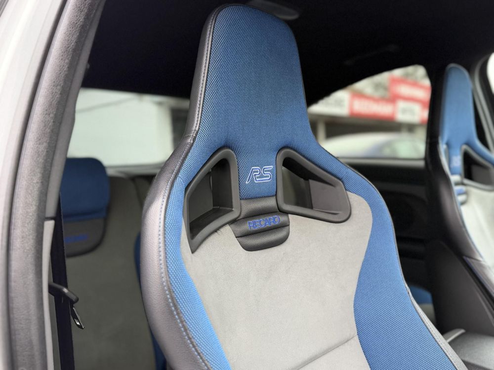 FORD FOCUS RS 2.5 T Értékes kiegészítőkkel