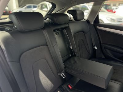 AUDI A4 Avant 2.0 TDI DPF EU5 S-line Vezetett szervizkönyv!
