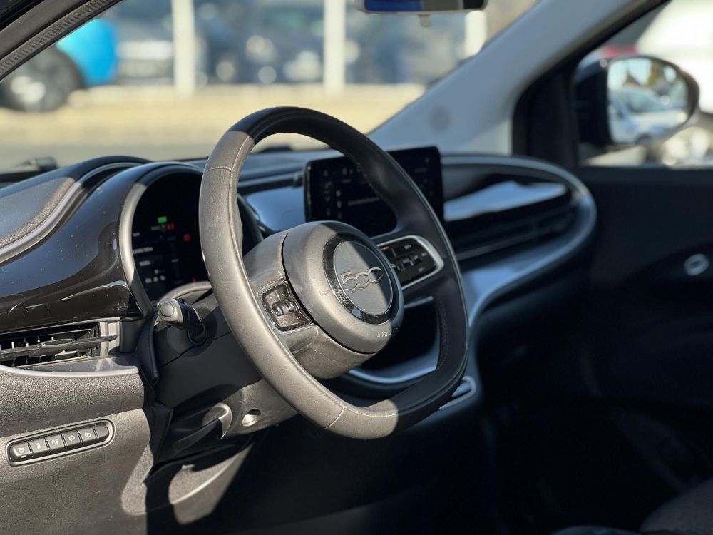 FIAT 500 500e Icon 42kWh (Automata) 28e km. panorámatető. 300 km hatótáv!