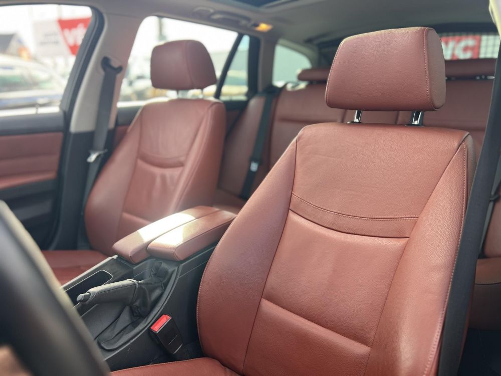 BMW 320d xDrive Touring (Automata) Bordó bőr belső.153e km. M.o.-i. frissen szervizelt! panoráma tető ülésfűtés