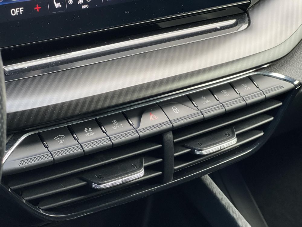 SKODA OCTAVIA Combi 2.0 TDI SCR RS DSG Magyarországi. Gyári fényezés. Végig vezetett szervizkönyv!