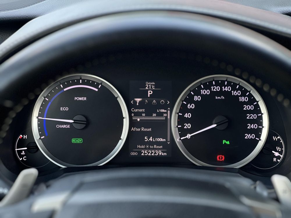 LEXUS IS 300h Comfort Leather&Navigation (Automata) Hybrid garancia Márkaszervizelt! Gyári fényezés. Téli-nyári gumi garnitúra!