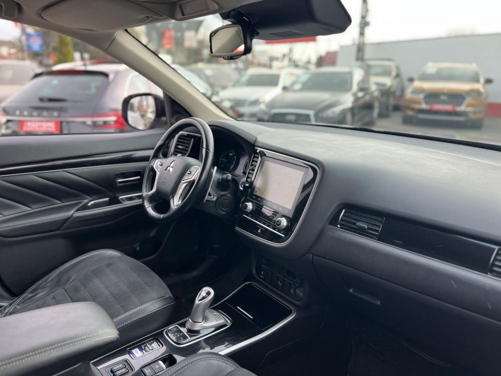 MITSUBISHI OUTLANDER 2.4 PHEV Instyle Premium 4WD CVT Magasan felszerelt. akár 40km elektromos hatótáv!