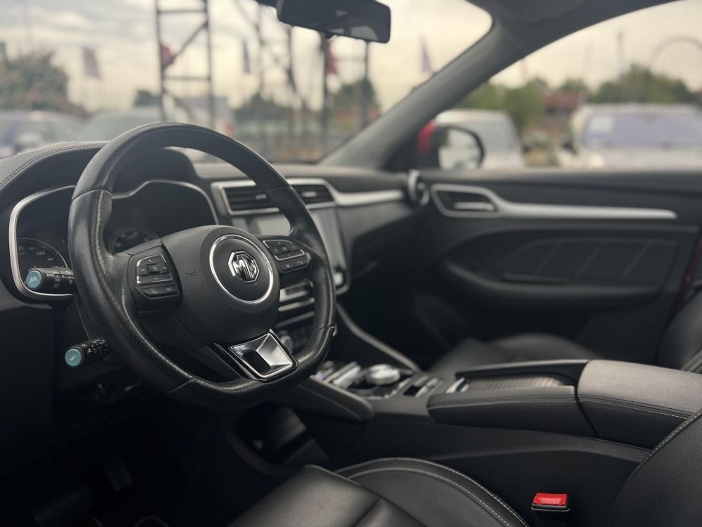 MG ZS EV Luxury. 68e km. végig vezetett márkaszerviz. Carplay. panorámatető