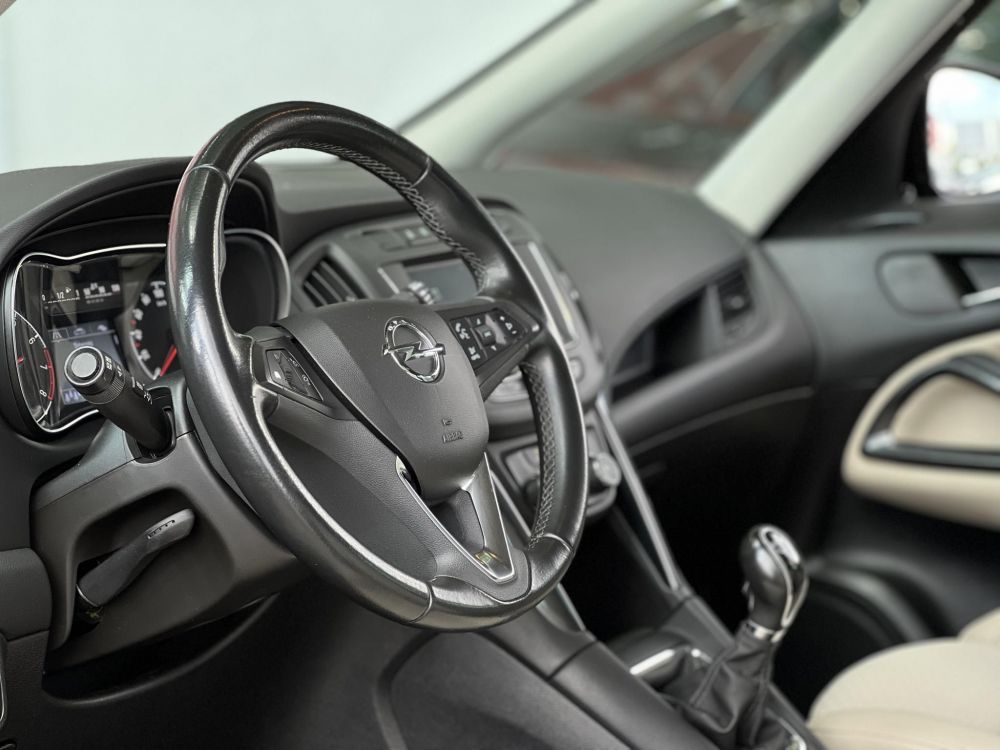 OPEL ZAFIRA 1.4 T Edition (7 személyes ) Végig vezetett szervizkönyv. téli-nyári gumi garnitúra. vaj belső!
