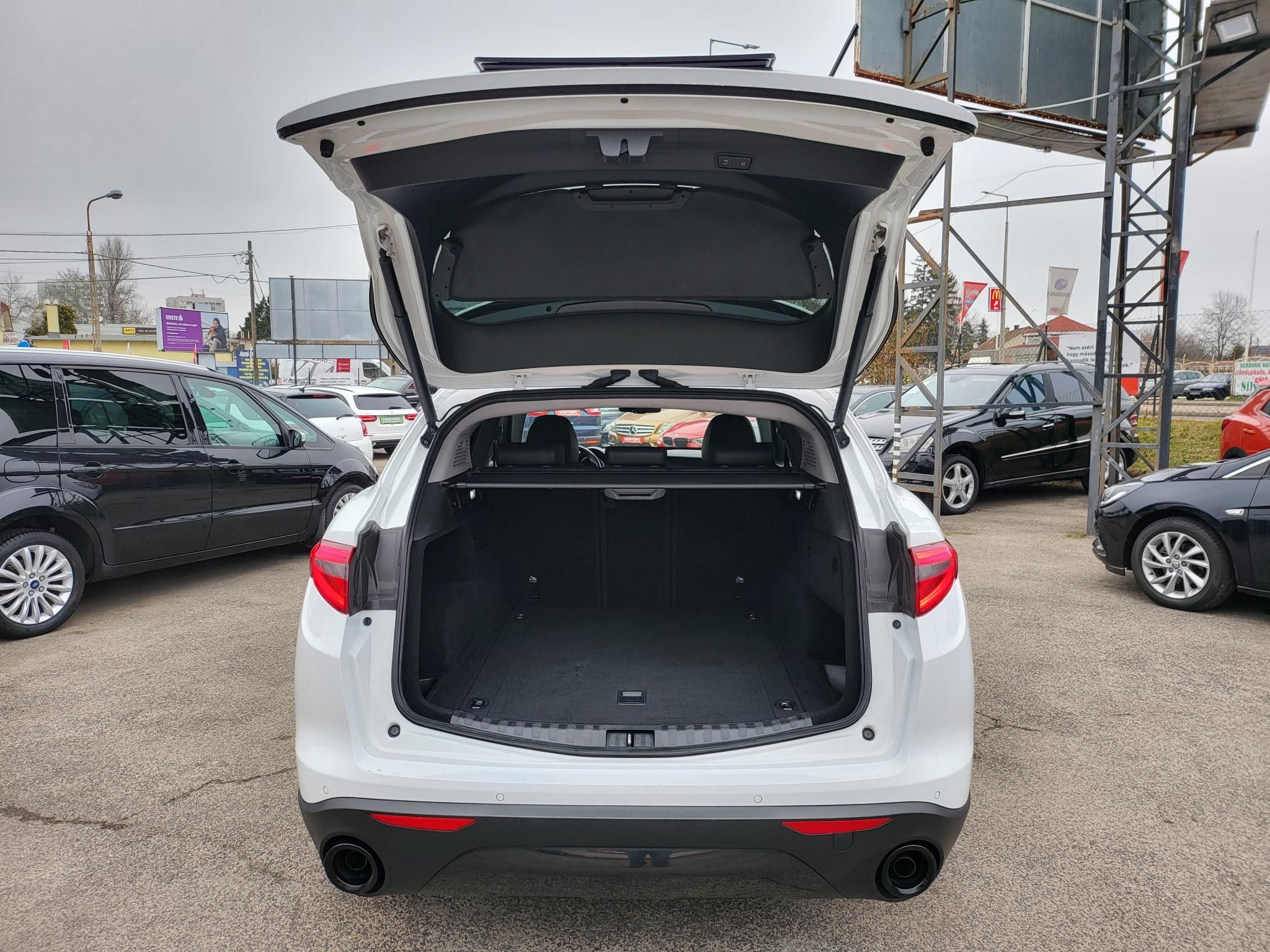 ALFA ROMEO STELVIO 2.2 D(Automata) Sprint LED Távtartó Sávtartó Navigáció Keyless Kamera Félbőr