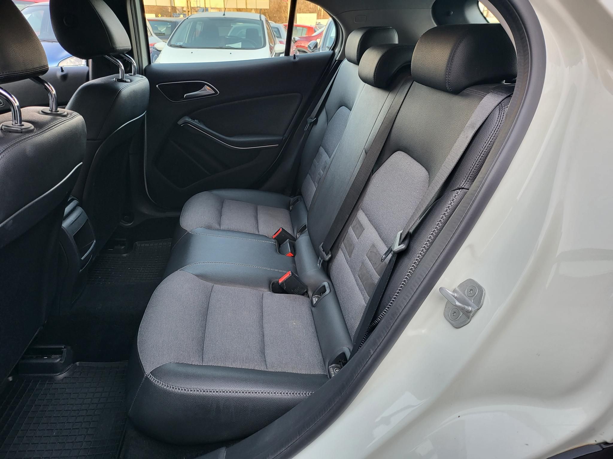 MERCEDES-BENZ GLA 180 d Style 7G-DCT M.o.-i. Bi-xenon Tempomat PDC Ülésfűtés Megkímélt! Szervizelt!