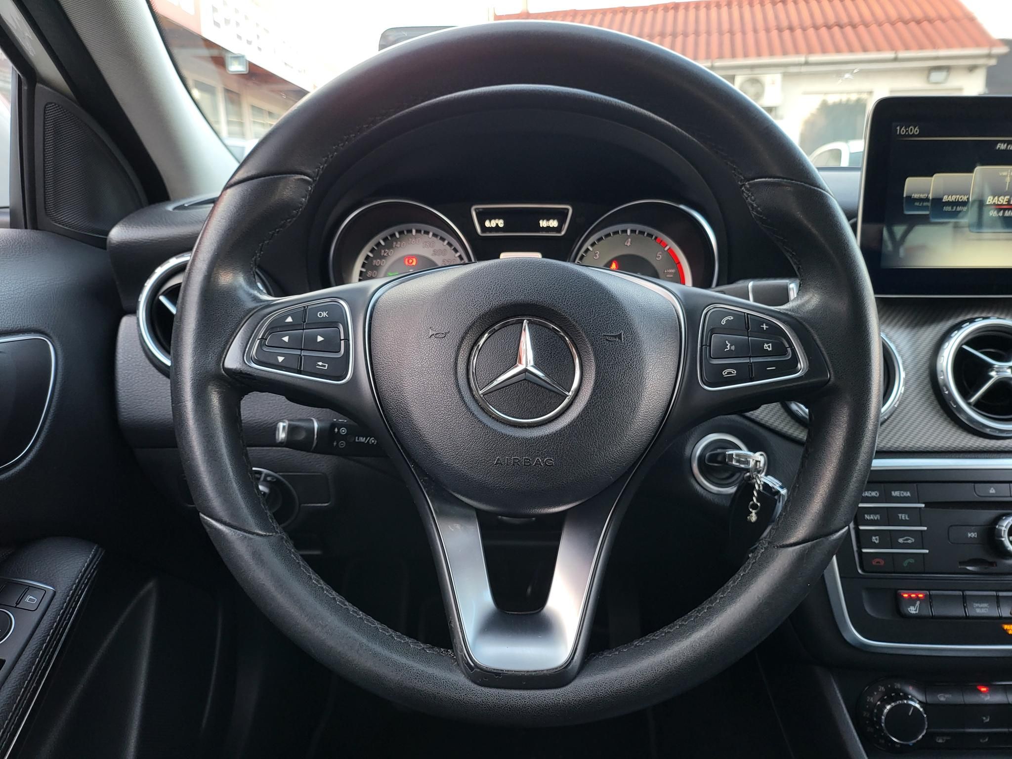MERCEDES-BENZ GLA 180 d Style 7G-DCT M.o.-i. Bi-xenon Tempomat PDC Ülésfűtés Megkímélt! Szervizelt!