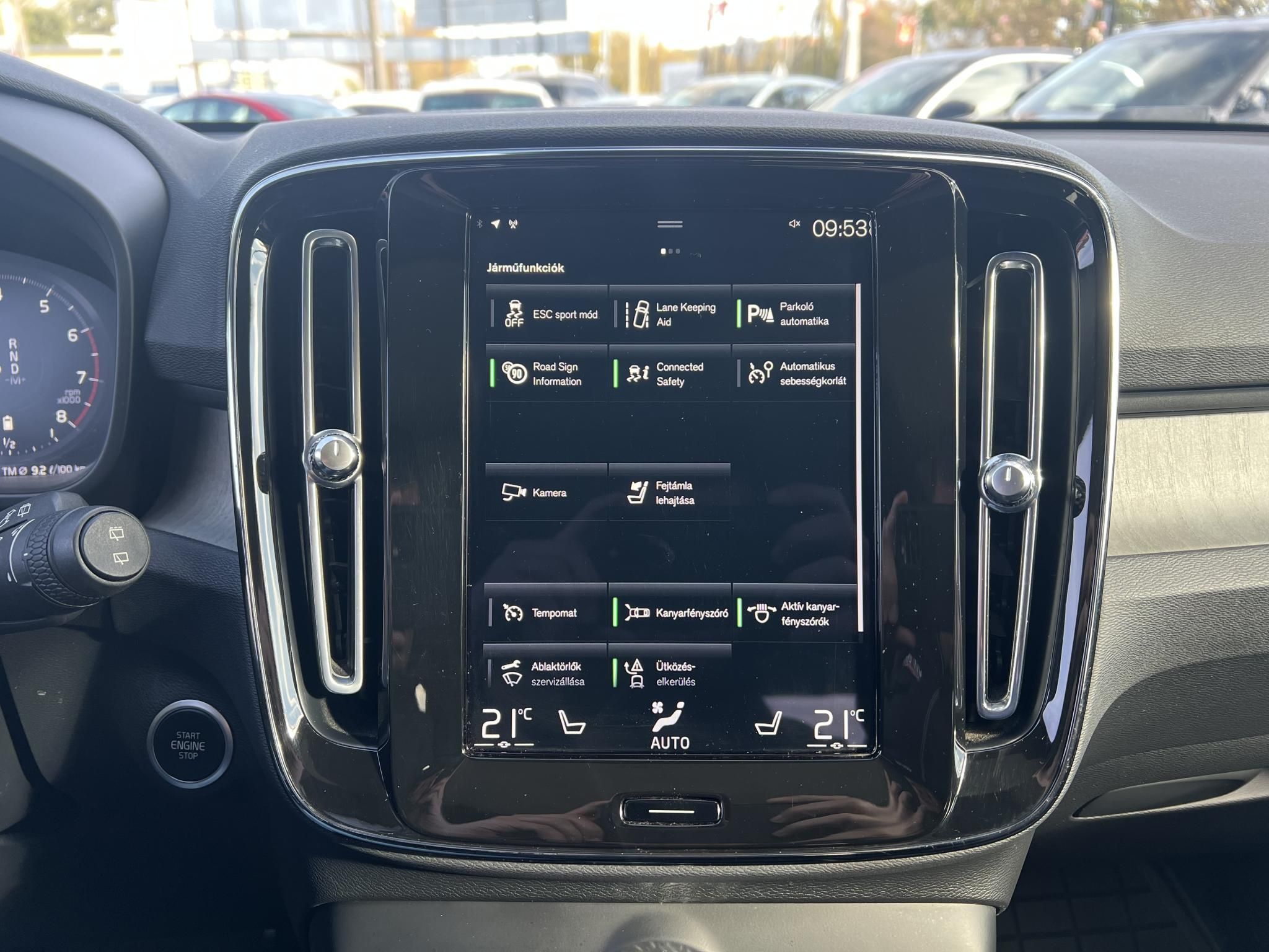 VOLVO XC40 2.0 [B4] MHEV R-Design Geartronic M.o.-i. 1.tul. Márkaszervizelt. Panorámatető Harman/Kardon Carplay Memória