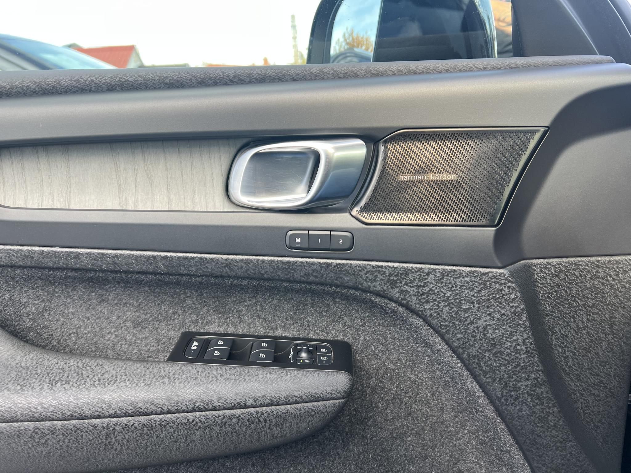 VOLVO XC40 2.0 [B4] MHEV R-Design Geartronic M.o.-i. 1.tul. Márkaszervizelt. Panorámatető Harman/Kardon Carplay Memória