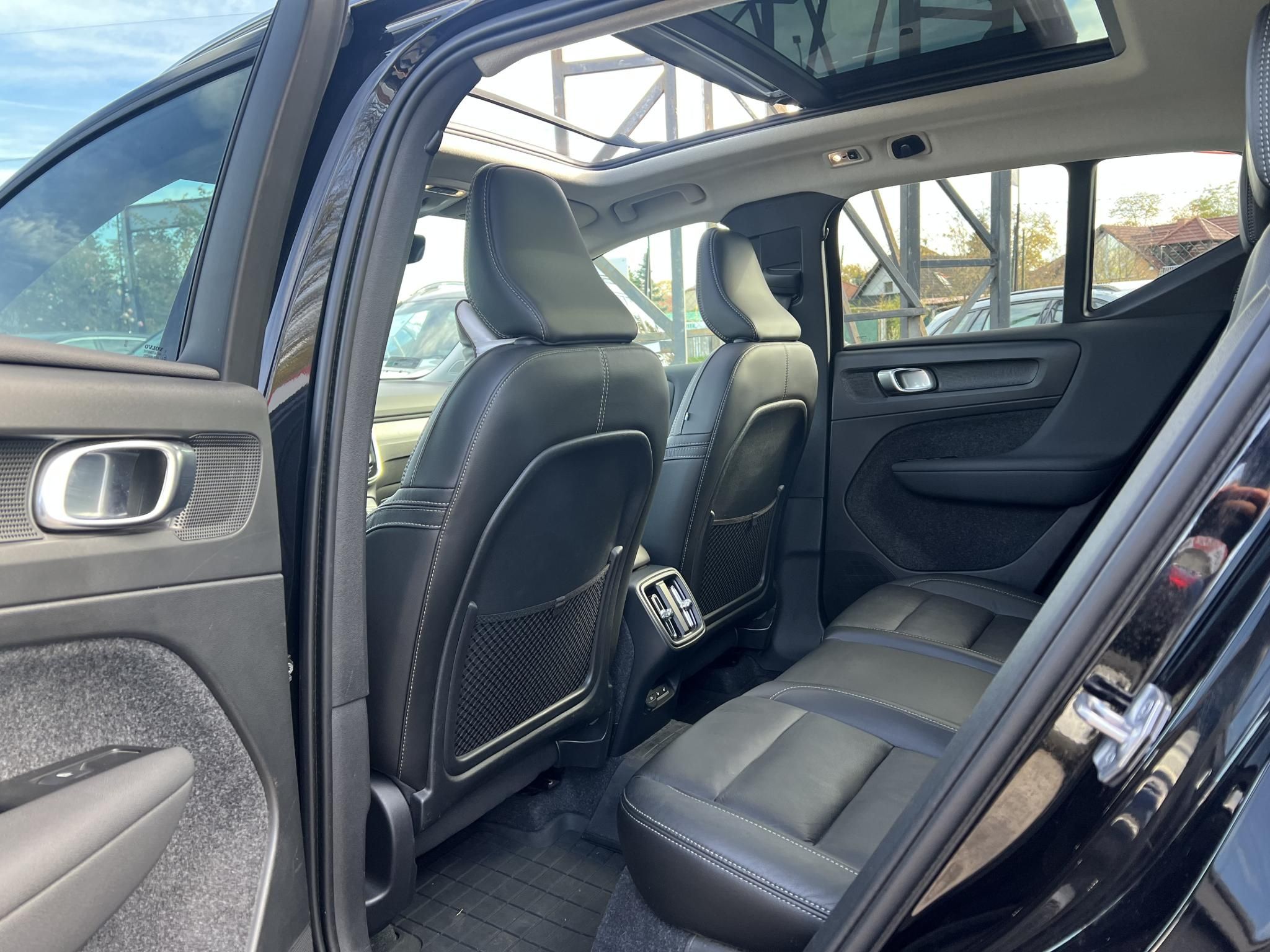 VOLVO XC40 2.0 [B4] MHEV R-Design Geartronic M.o.-i. 1.tul. Márkaszervizelt. Panorámatető Harman/Kardon Carplay Memória