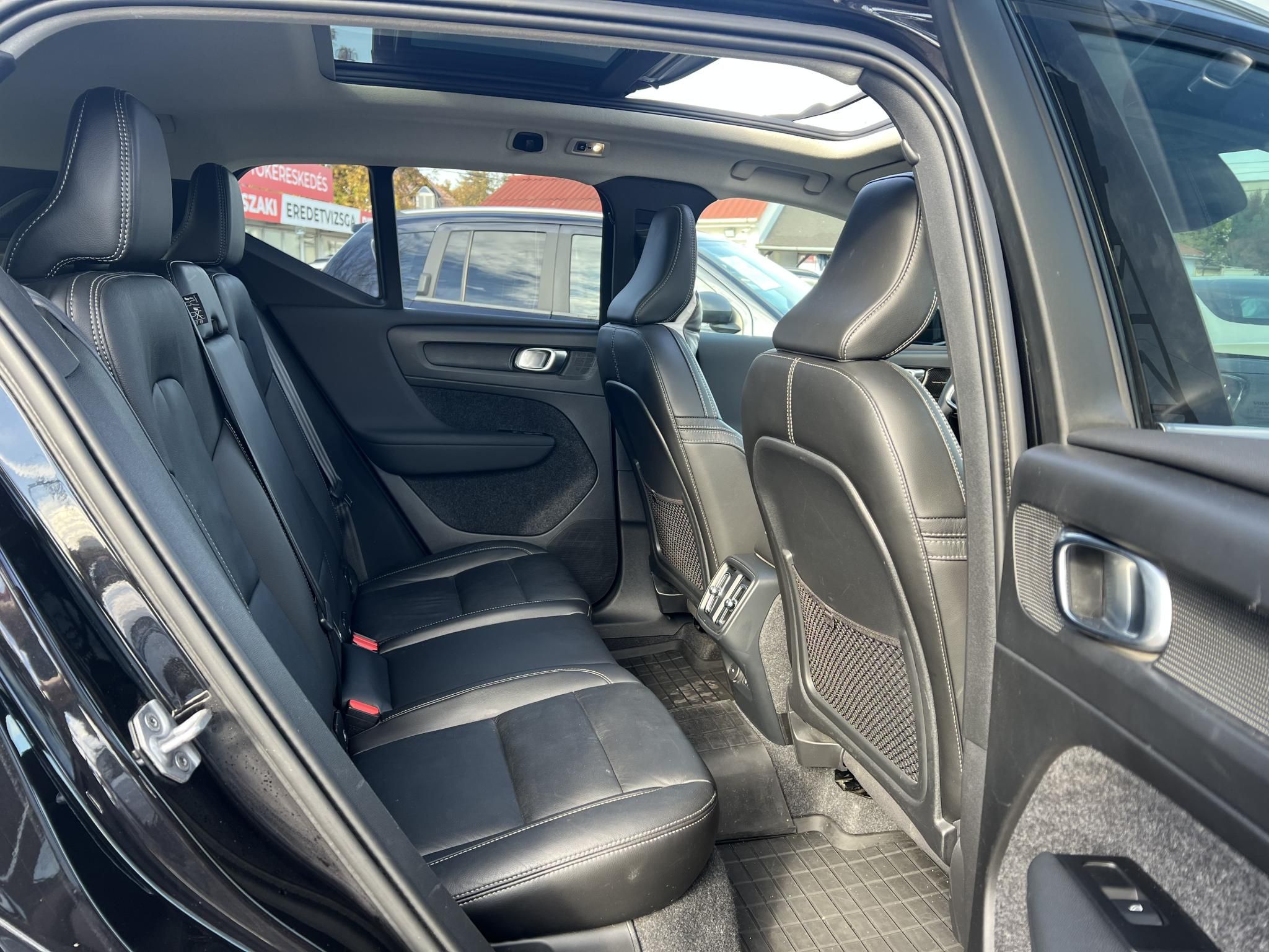 VOLVO XC40 2.0 [B4] MHEV R-Design Geartronic M.o.-i. 1.tul. Márkaszervizelt. Panorámatető Harman/Kardon Carplay Memória