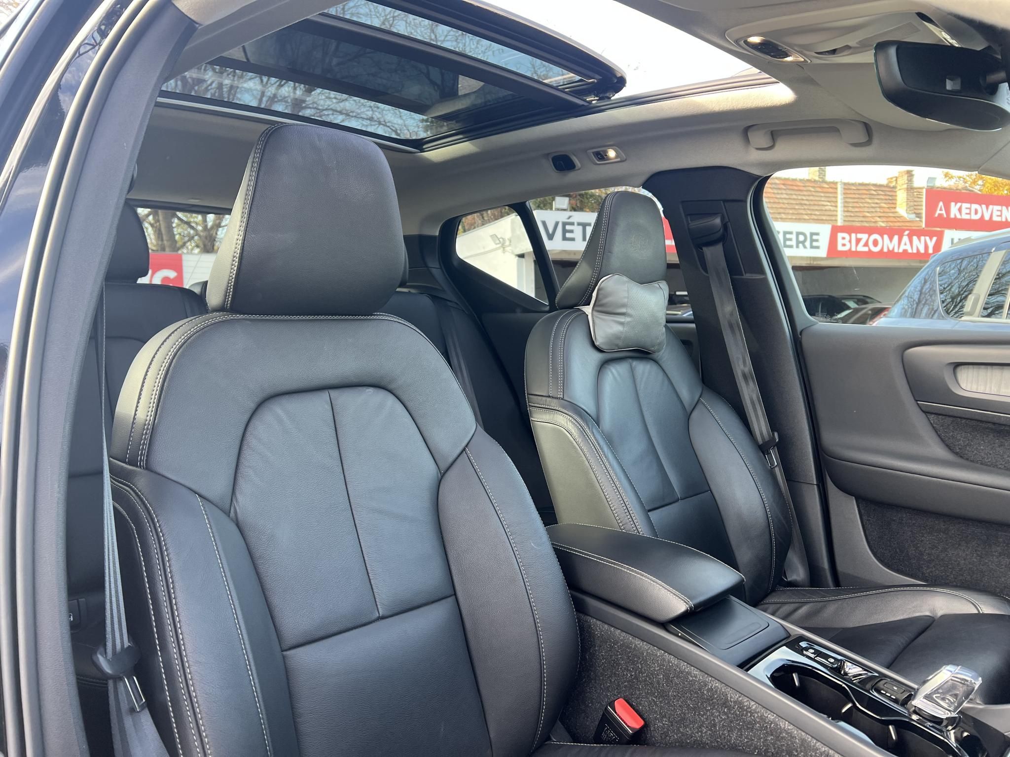 VOLVO XC40 2.0 [B4] MHEV R-Design Geartronic M.o.-i. 1.tul. Márkaszervizelt. Panorámatető Harman/Kardon Carplay Memória