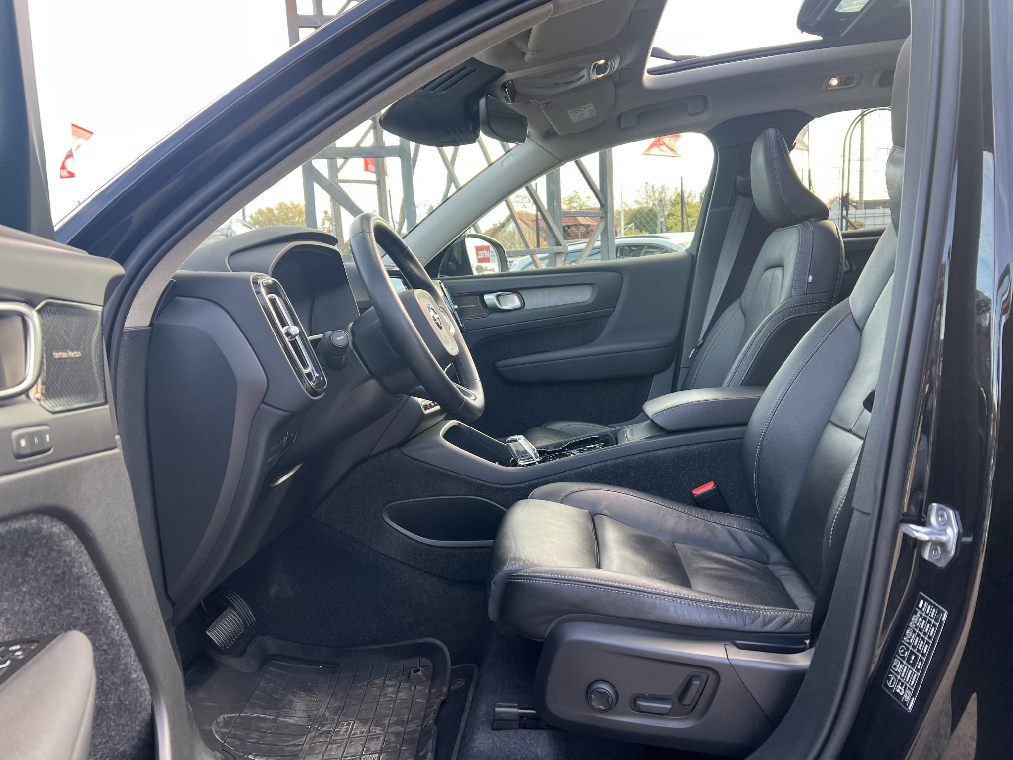 VOLVO XC40 2.0 [B4] MHEV R-Design Geartronic M.o.-i. 1.tul. Márkaszervizelt. Panorámatető Harman/Kardon Carplay Memória