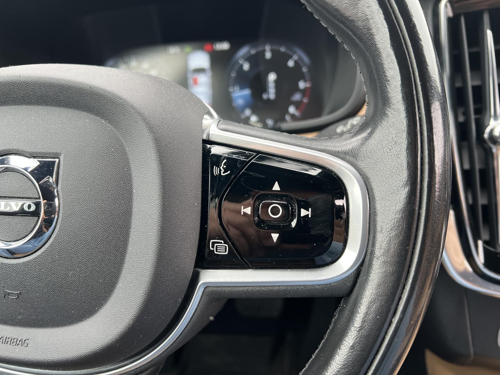 VOLVO V90 2.0 D [D4] Inscription AWD Geartronic Teljes felszereltség. Végig márkaszervizben szervizelt. Téli-nyári gumi!