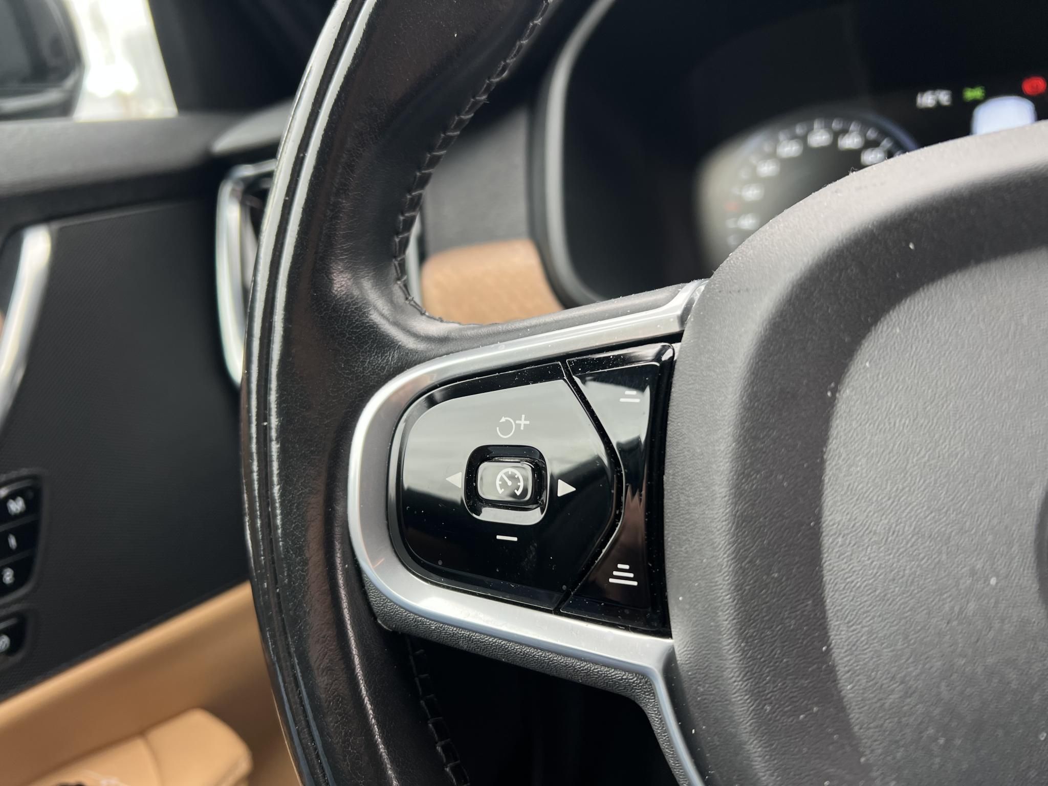 VOLVO V90 2.0 D [D4] Inscription AWD Geartronic Teljes felszereltség. Végig márkaszervizben szervizelt. Téli-nyári gumi!