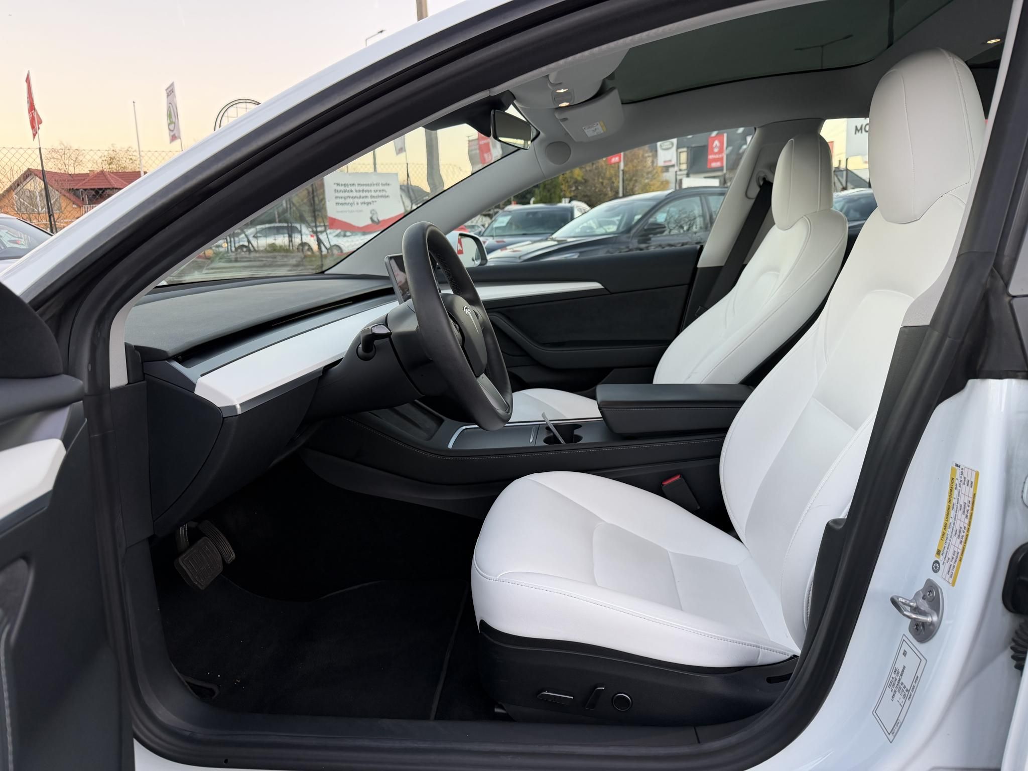 TESLA MODEL 3 Long Range AWD (Automata) 75e km. FEHÉR BELSŐ!