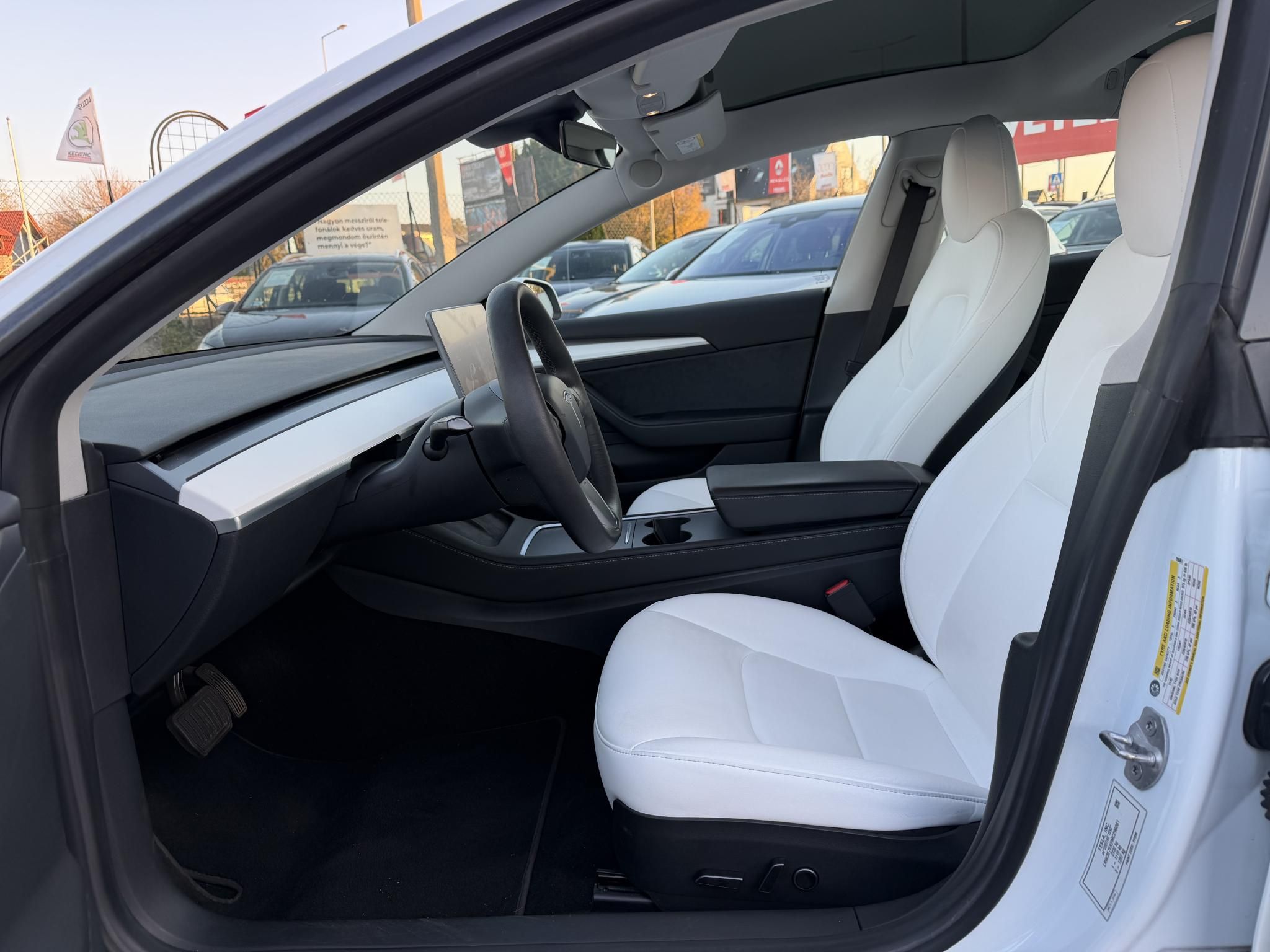 TESLA MODEL 3 Long Range AWD (Automata) 109e km. FEHÉR BELSŐ. garanciális. mátrix LED. hőszivattyú. premium hifi!