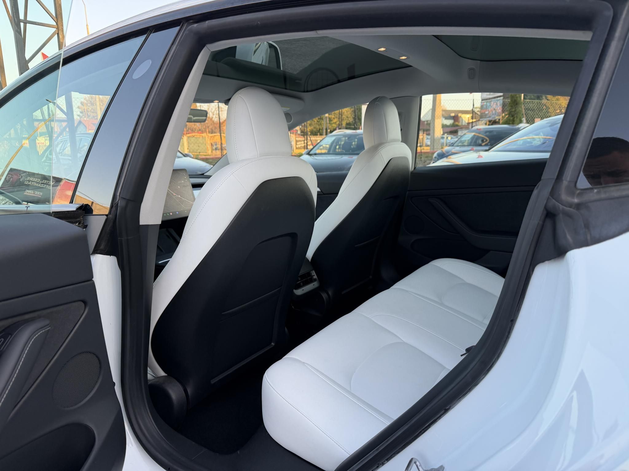 TESLA MODEL 3 Long Range AWD (Automata) 109e km. FEHÉR BELSŐ. garanciális. mátrix LED. hőszivattyú. premium hifi!