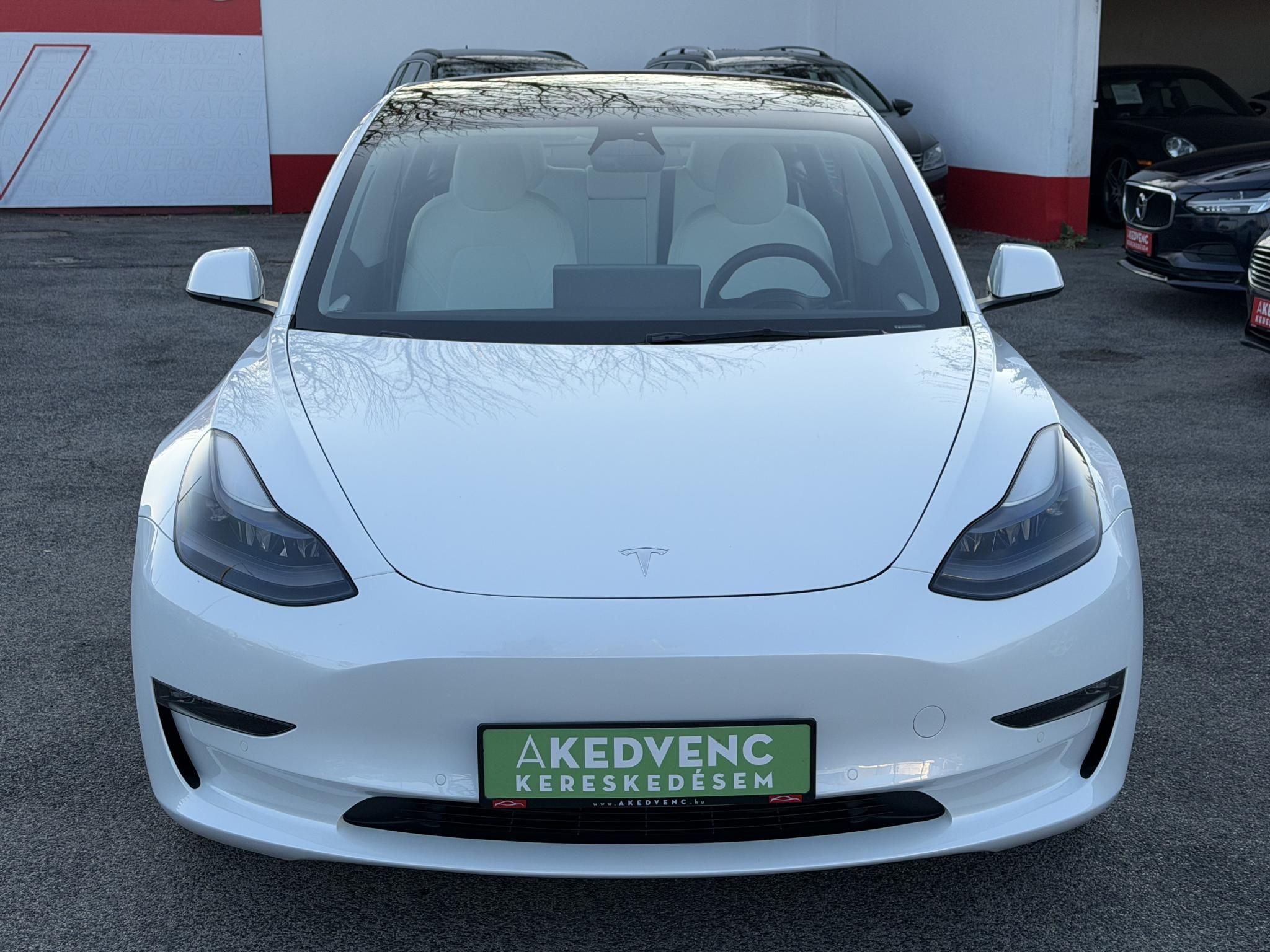 TESLA MODEL 3 Long Range AWD (Automata) 109e km. FEHÉR BELSŐ. garanciális. mátrix LED. hőszivattyú. premium hifi!