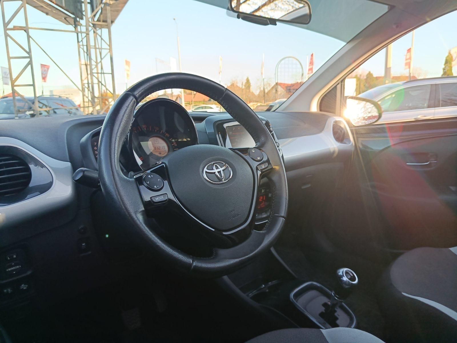 TOYOTA AYGO 1.0 x-play look (Automata) Magyar 112e km tolatókamera panoráma tető!