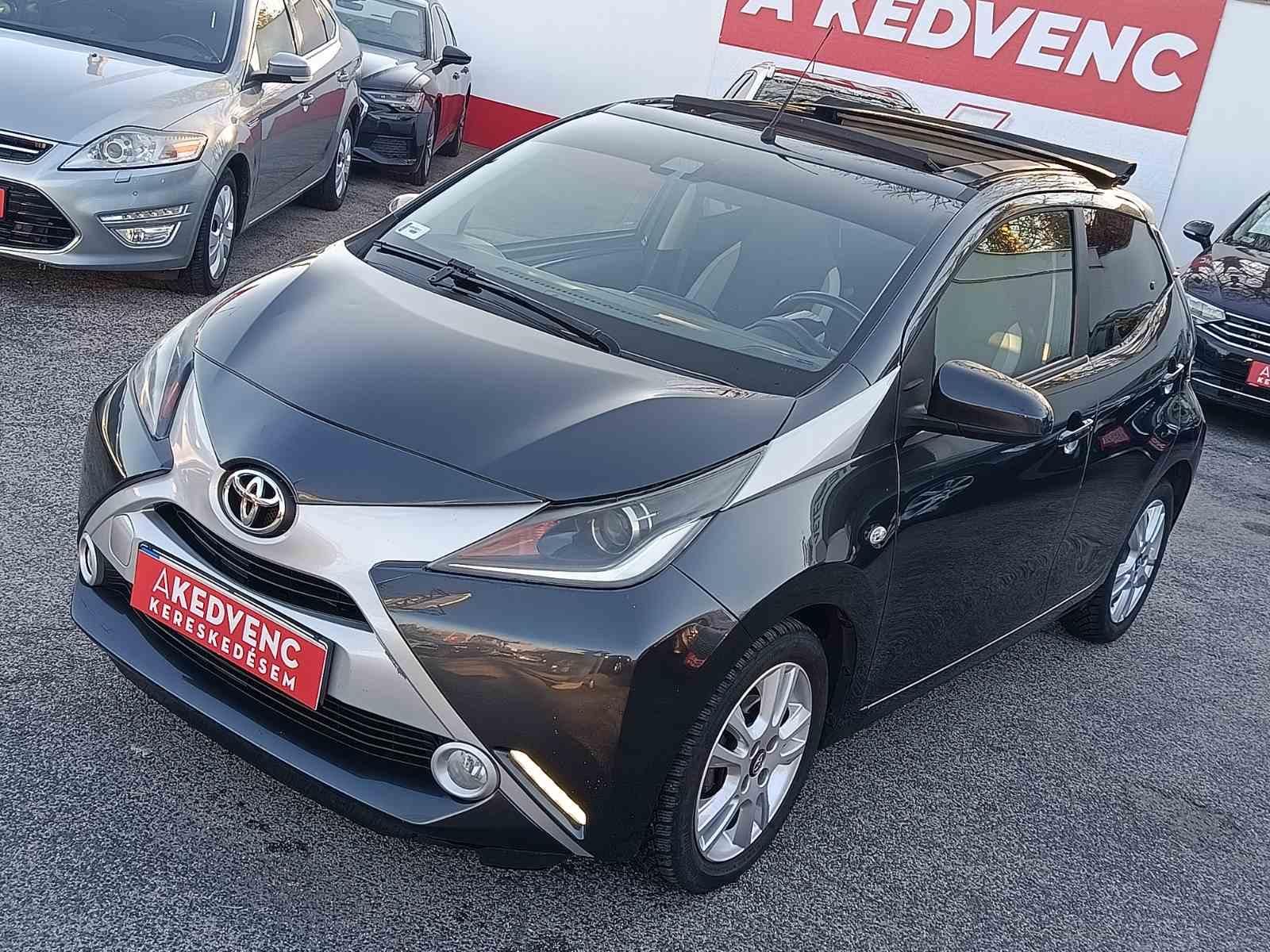 TOYOTA AYGO 1.0 x-play look (Automata) Magyar 112e km tolatókamera panoráma tető!
