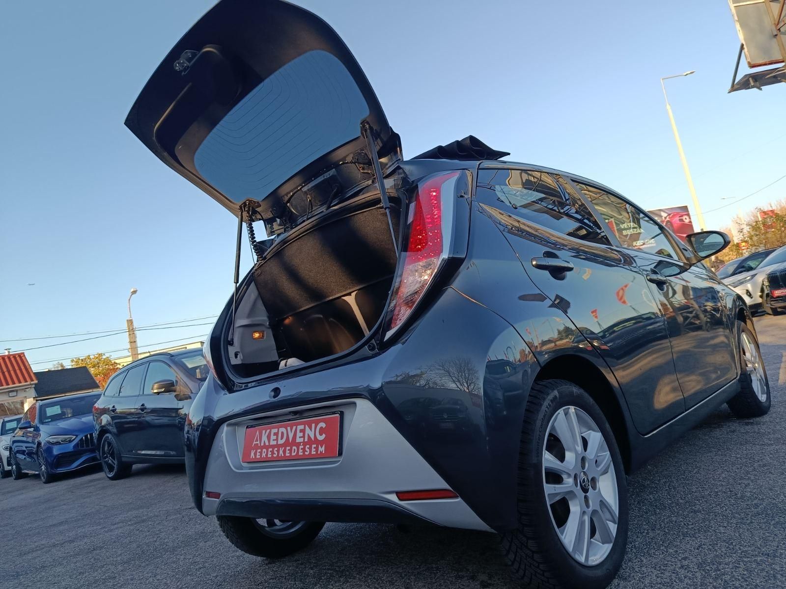 TOYOTA AYGO 1.0 x-play look (Automata) Magyar 112e km tolatókamera panoráma tető!