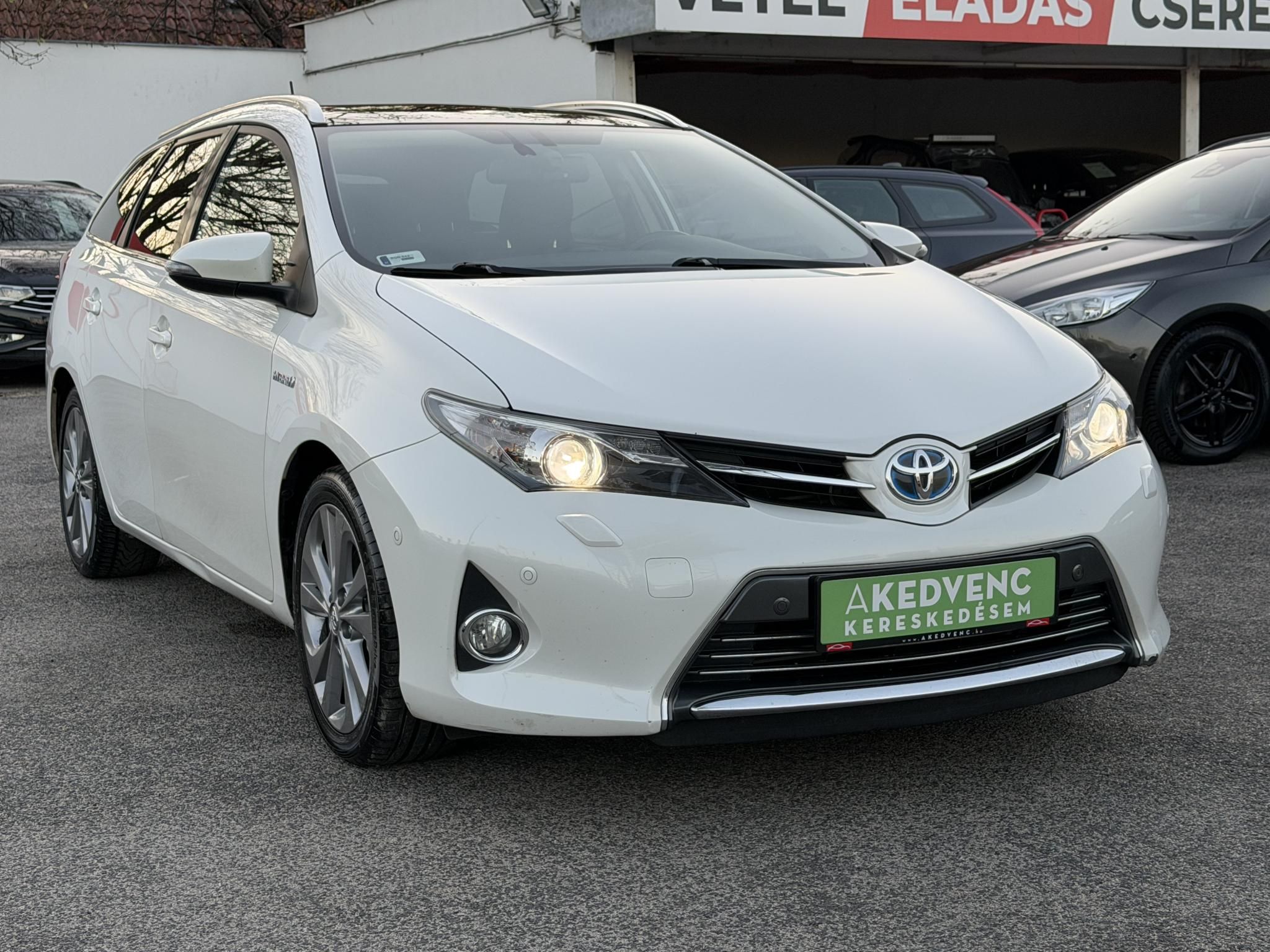 TOYOTA AURIS Touring Sports 1.8 HSD Executive Skyview (Automata) Panoráma Tempomat Ülésfűtés Kamera Keyless Navi