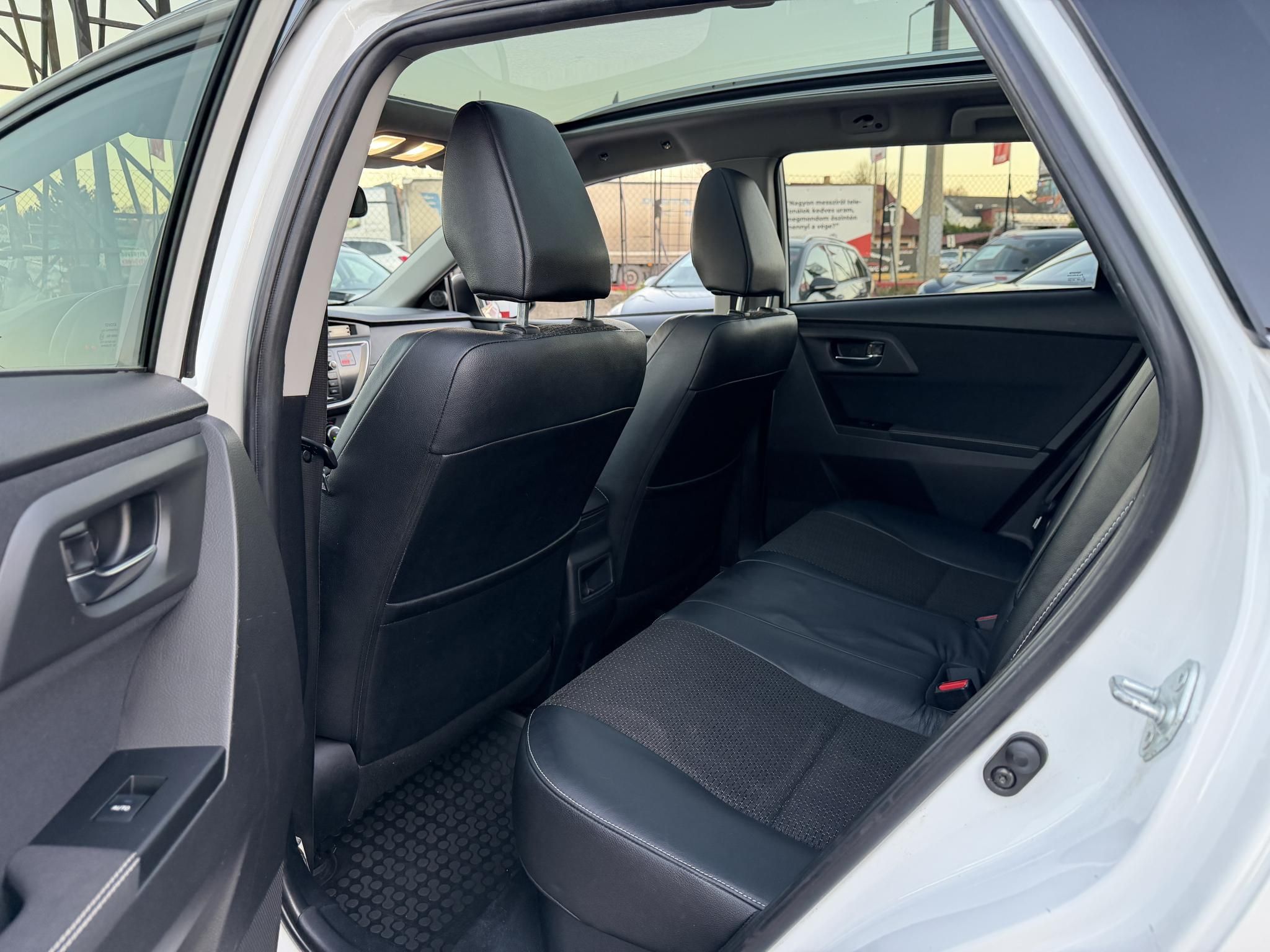 TOYOTA AURIS Touring Sports 1.8 HSD Executive Skyview (Automata) Panoráma Tempomat Ülésfűtés Kamera Keyless Navi