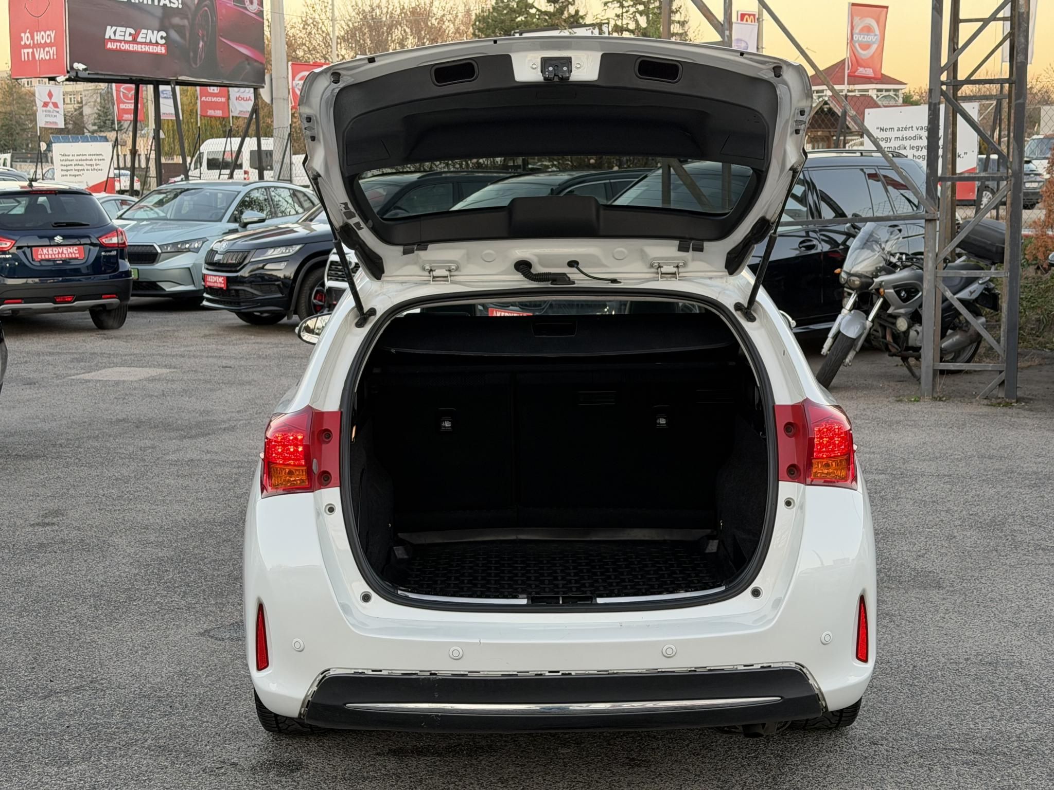 TOYOTA AURIS Touring Sports 1.8 HSD Executive Skyview (Automata) Panoráma Tempomat Ülésfűtés Kamera Keyless Navi