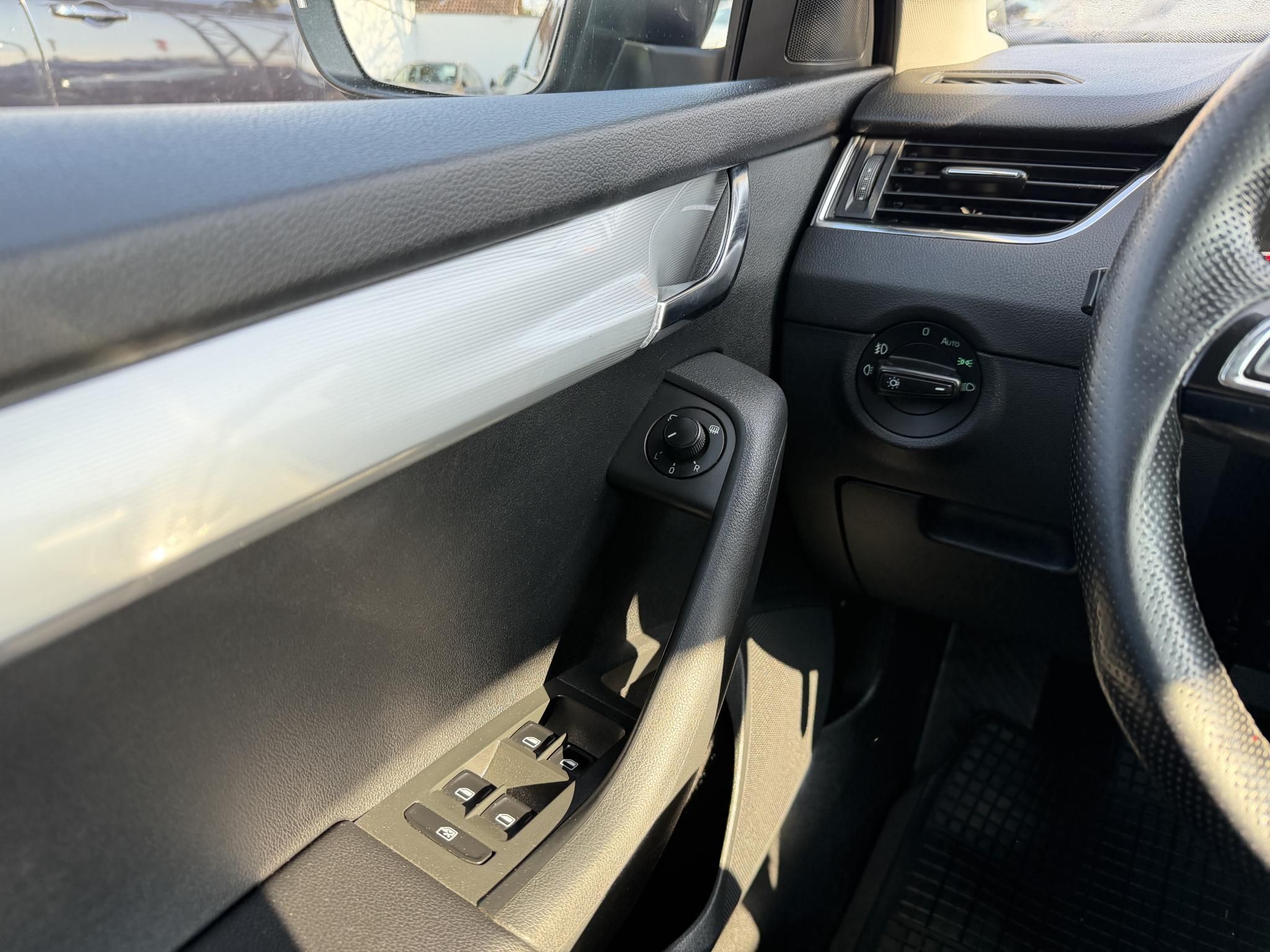 SKODA OCTAVIA 1.6 CR TDI Elegance DSG Magyarországi Xenon Tempomat Navi Ülésfűtés Digitklíma