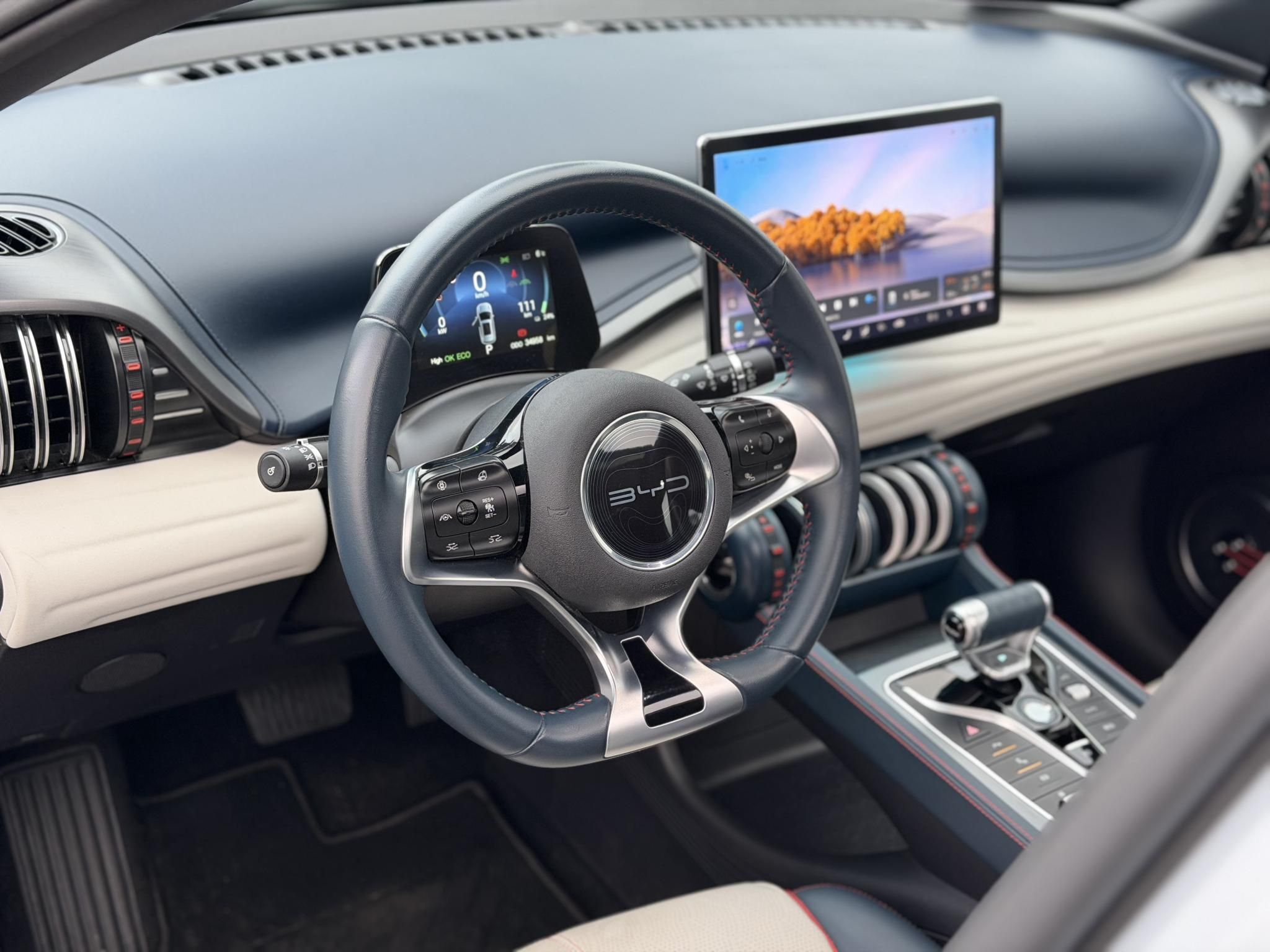 BYD ATTO 3 Design 60,4kWh M.o.-i. 1.tul. LFP. garanciális. panorámatető. világos belső!