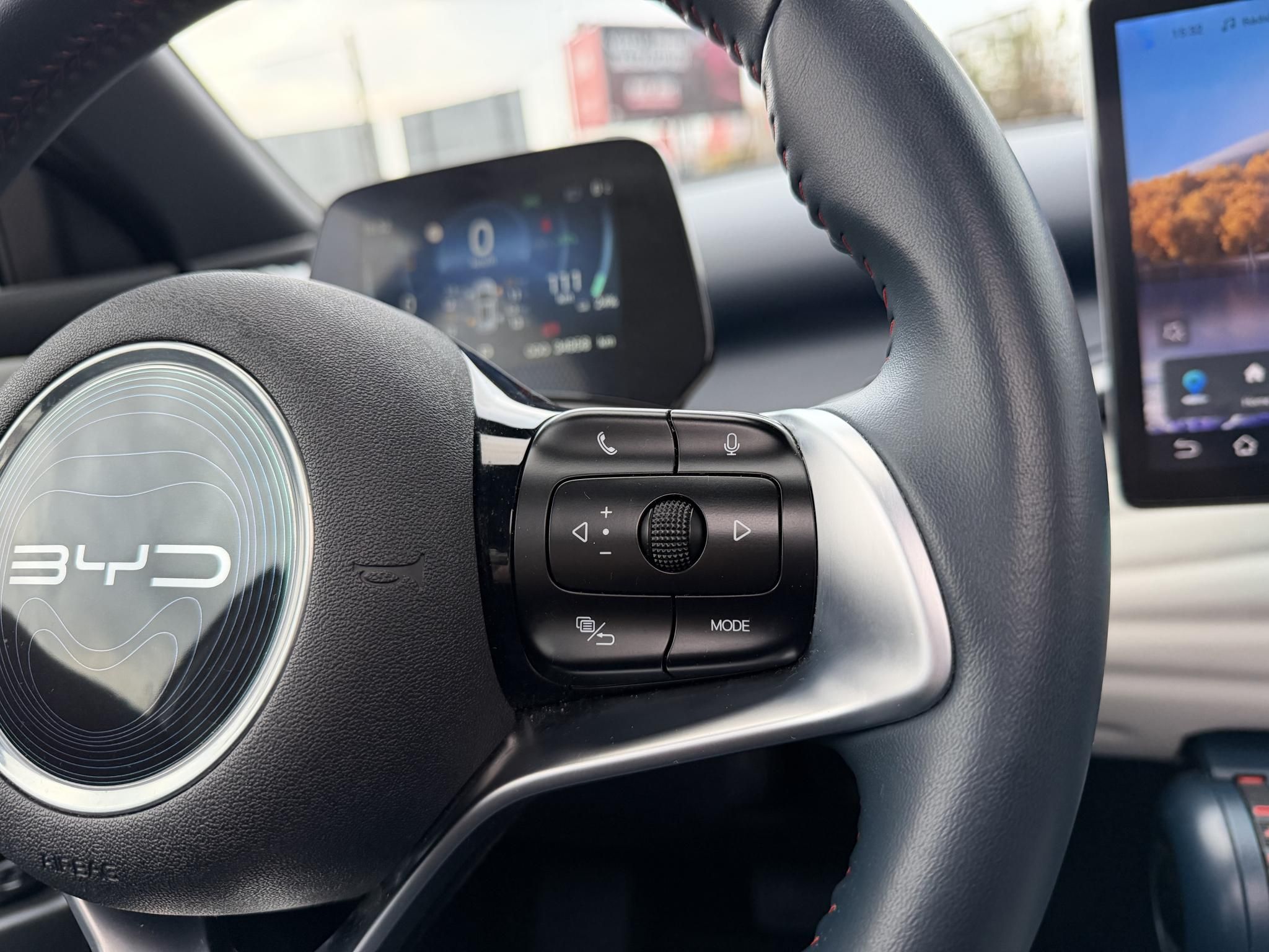 BYD ATTO 3 Design 60,4kWh M.o.-i. 1.tul. LFP. garanciális. panorámatető. világos belső!