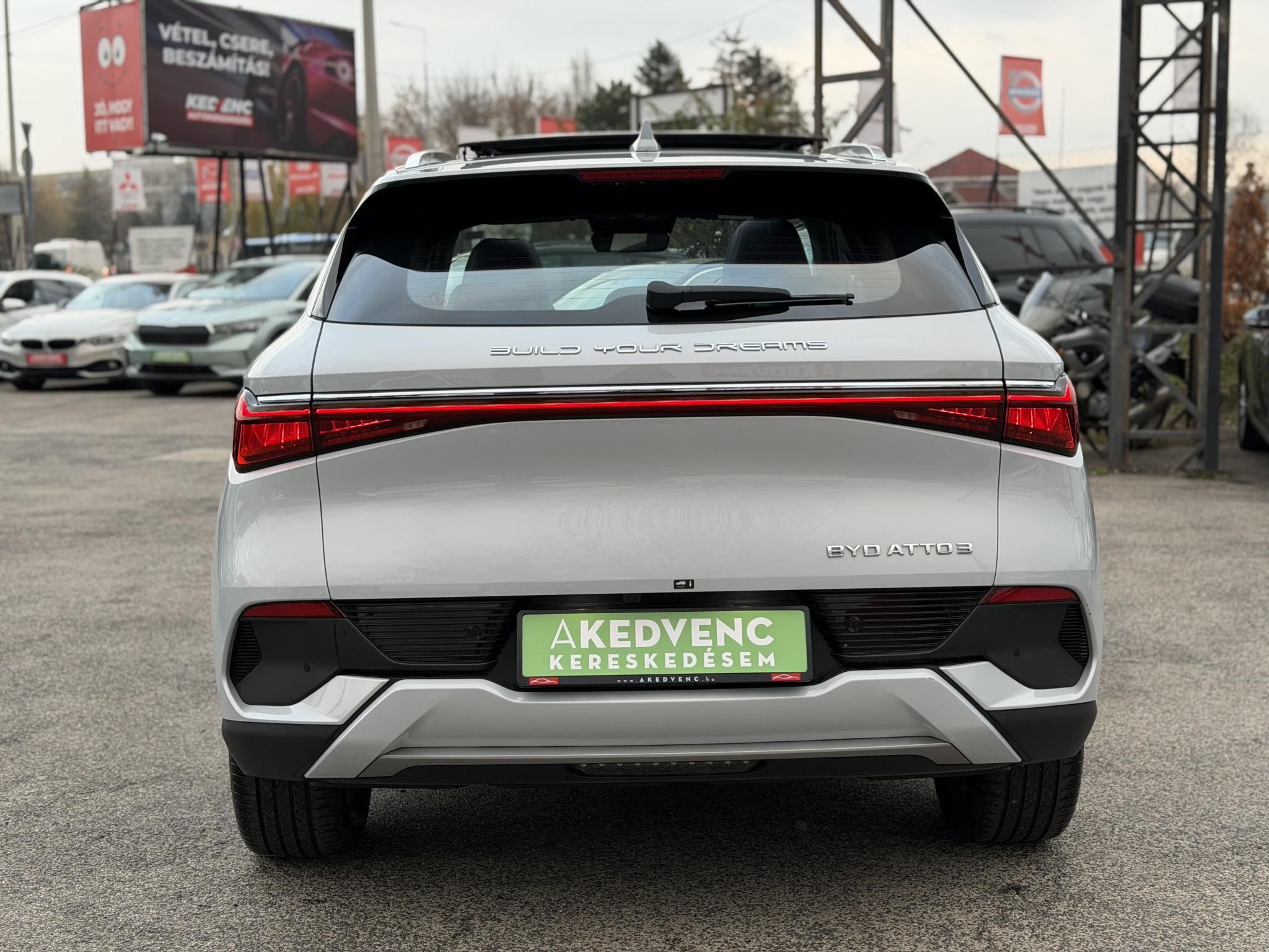 BYD ATTO 3 Design 60,4kWh M.o.-i. 1.tul. LFP. garanciális. panorámatető. világos belső!