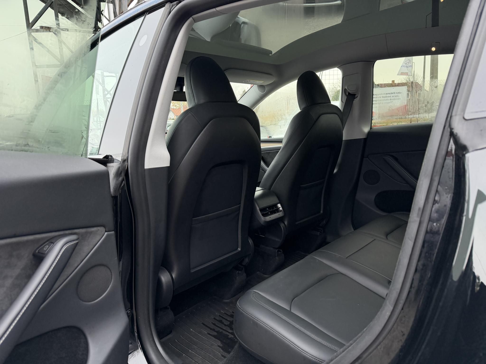 TESLA MODEL Y Performance AWD (Automata) 49e km. ÁFÁS! AMD Ryzen. garanciális. premium hifi. vonóhorog!