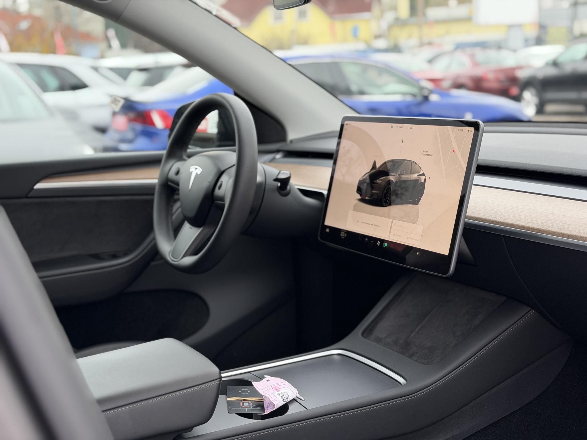 TESLA MODEL Y Performance AWD (Automata) 49e km. ÁFÁS! AMD Ryzen. garanciális. premium hifi. vonóhorog!