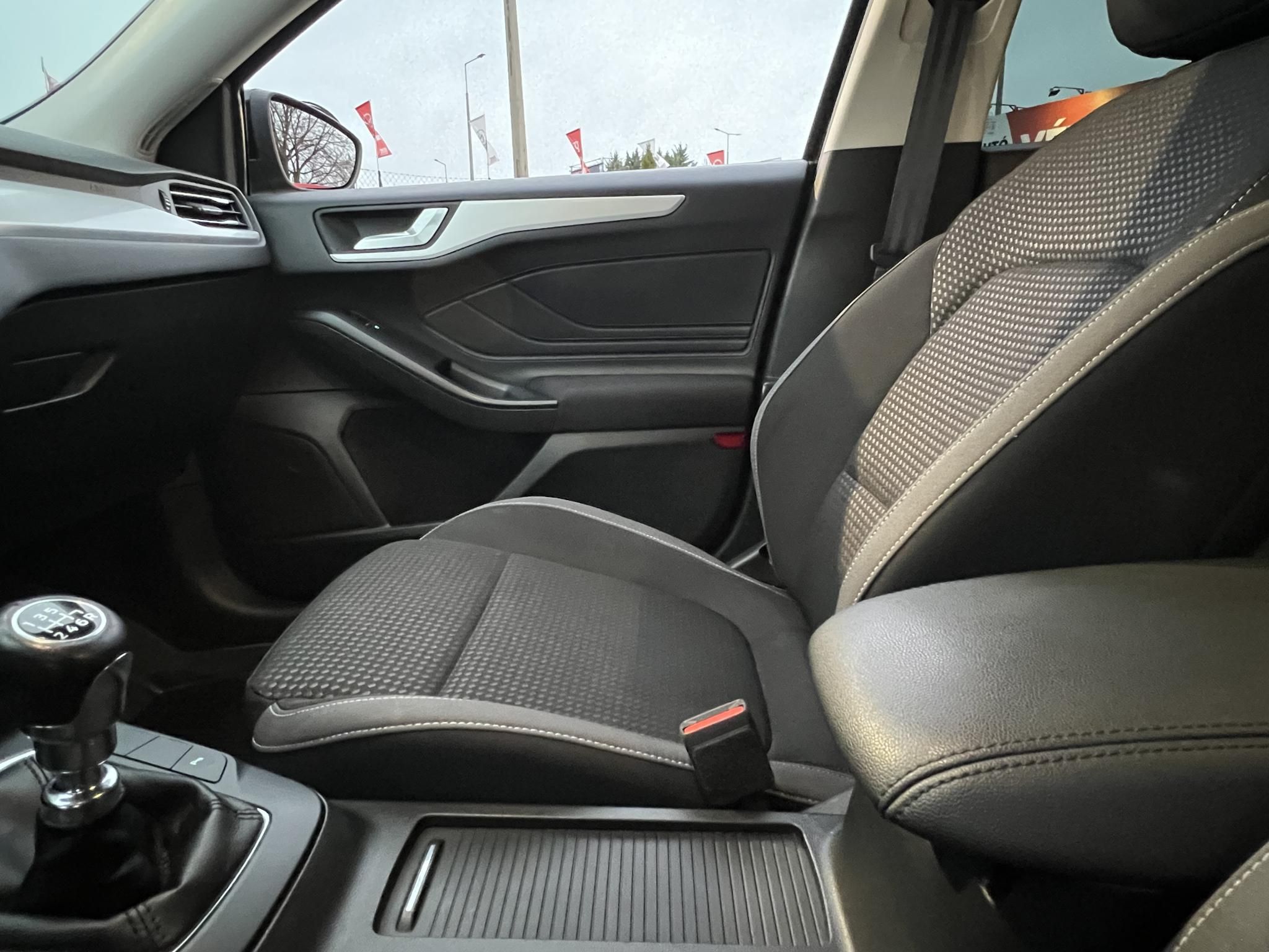 FORD FOCUS 1.0 EcoBoost Connected M.o.-i. 1.tul. Márkaszervizelt! Carplay