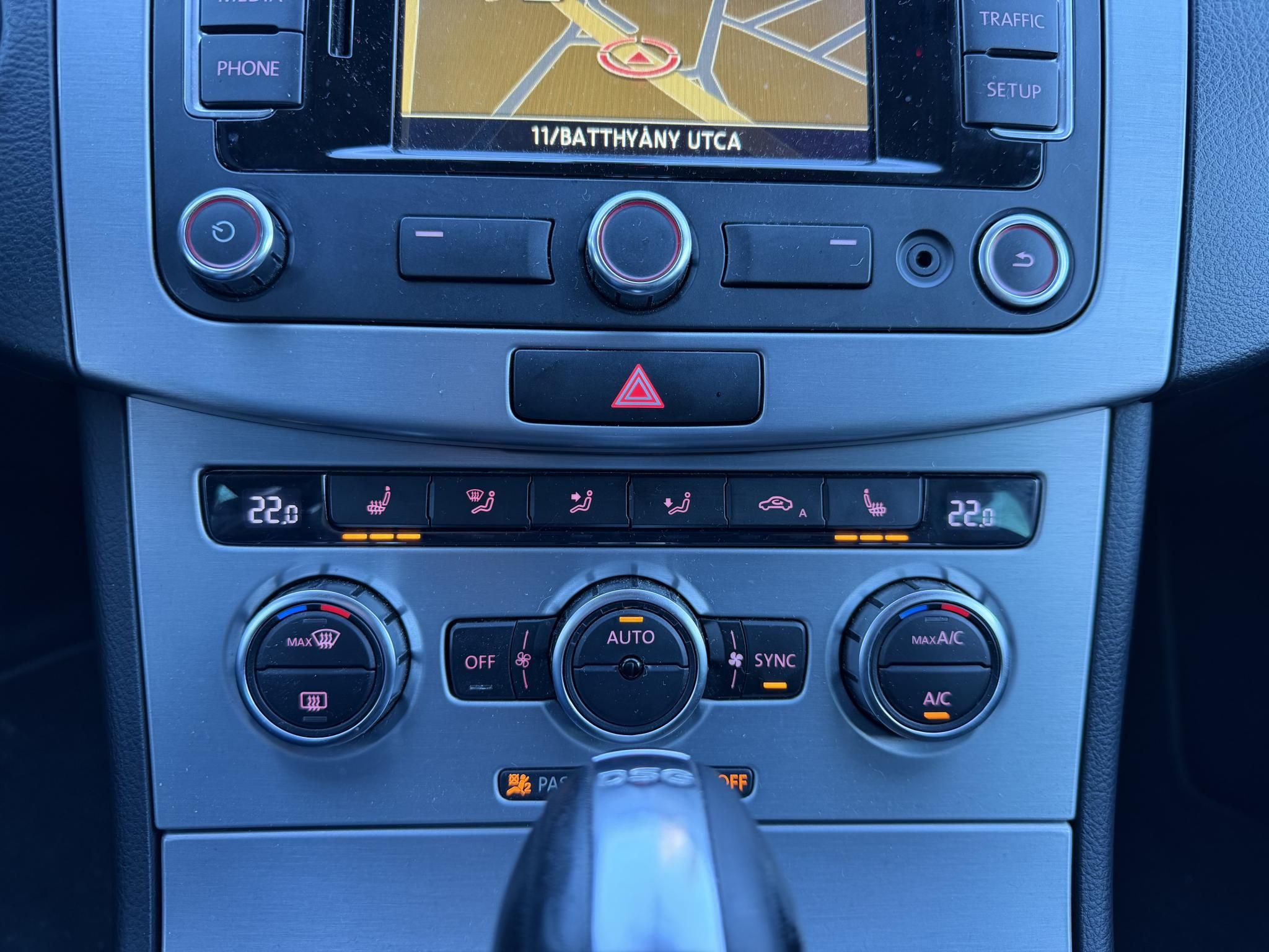 VOLKSWAGEN CC 2.0 CR TDI BMT DSG [5 személy] Xenon Tempomat Ülésfűtés PDC Navi Bluetooth 2 gyári kulcs!