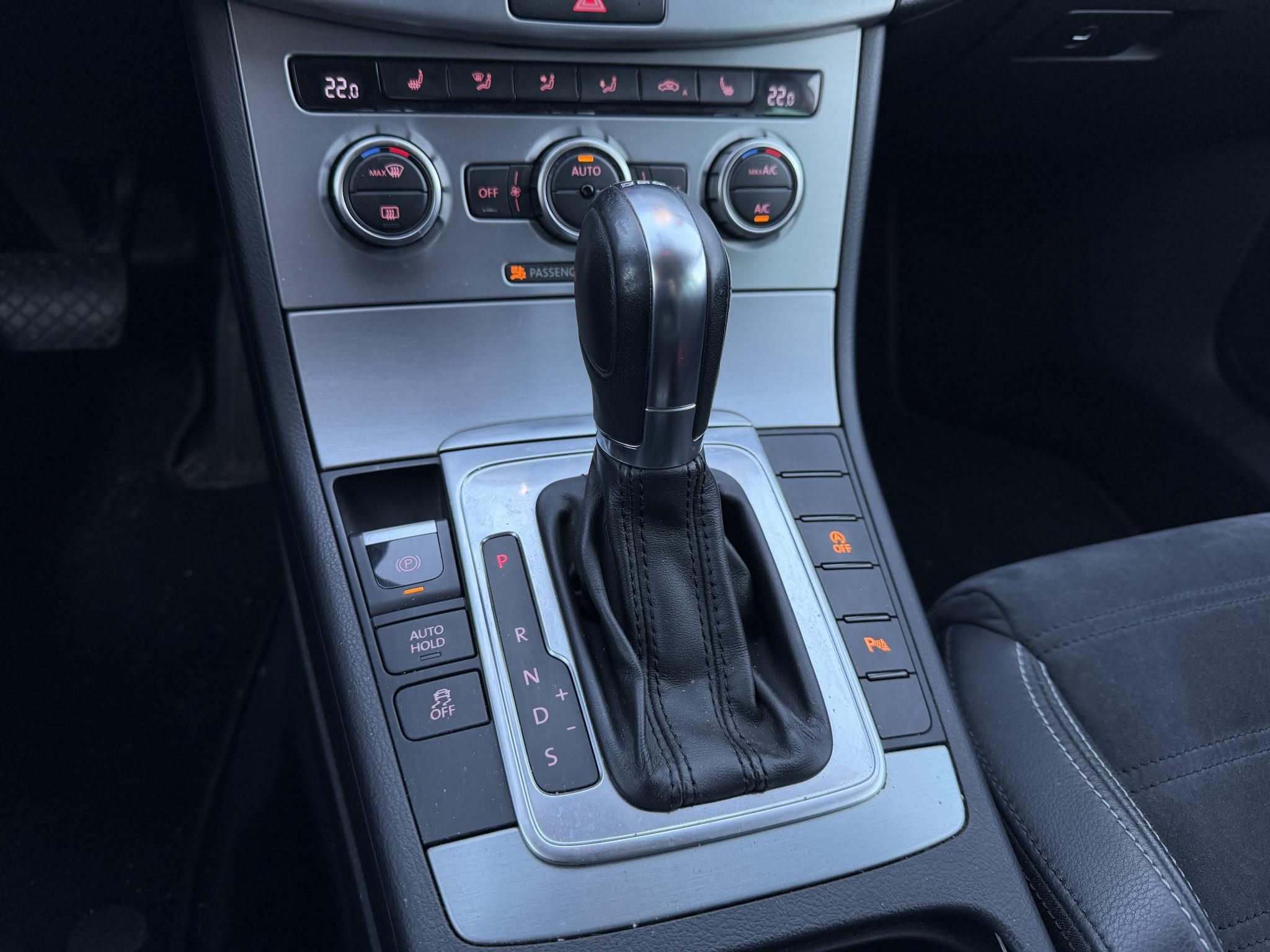 VOLKSWAGEN CC 2.0 CR TDI BMT DSG [5 személy] Xenon Tempomat Ülésfűtés PDC Navi Bluetooth 2 gyári kulcs!