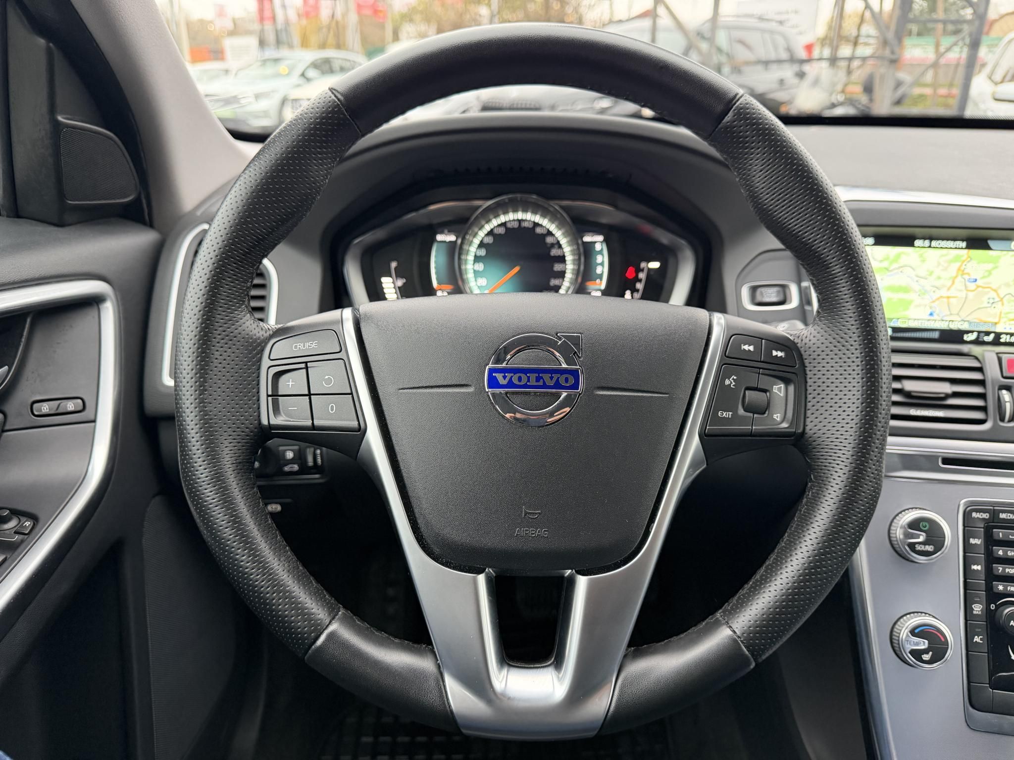 VOLVO XC60 2.0 D [D4] Momentum Geartronic FWD 155e km. Magyarországi Navi Memória Tempomat Ülésfűtés PDC Bluetooth