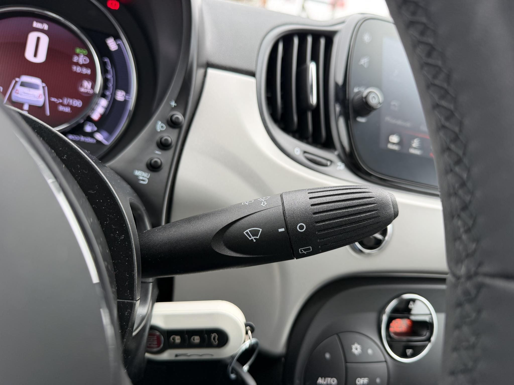 FIAT 500 1.2 8V Star Dualogic 12e km. Magyarországi Panorámatető Téli-nyári kerék Újszerű állapot!